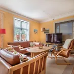 Charming, Spacious, Sea View Appartement *